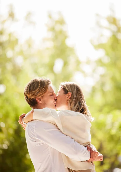 Φύση Αγάπη Και Ζευγάρι Φιλί Για Ευτυχισμένο Ποιοτικό Χρόνο Και — Φωτογραφία Αρχείου