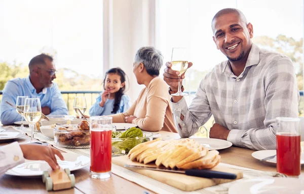 Κρασί Πορτραίτο Και Άνθρωπος Στο Χαρούμενο Οικογενειακό Brunch Γεύμα Εορταστική — Φωτογραφία Αρχείου