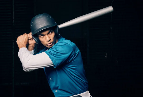 Спорт Бейсбол Людина Кажаном Чорному Тлі Готові Вдарити Ячу Грі — стокове фото