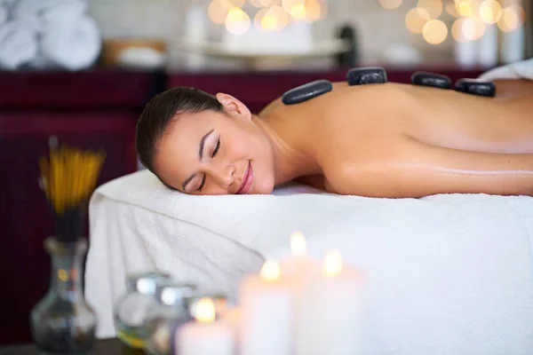 Best Kind Stress Relief Young Woman Enjoying Hot Stone Massage — Stock Photo, Image