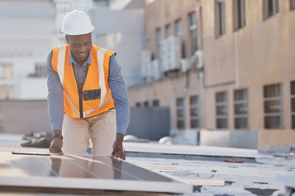 Zwarte Man Werken Ingenieur Zonnepaneel Elektricien Met Duurzame Installatie Buiten — Stockfoto