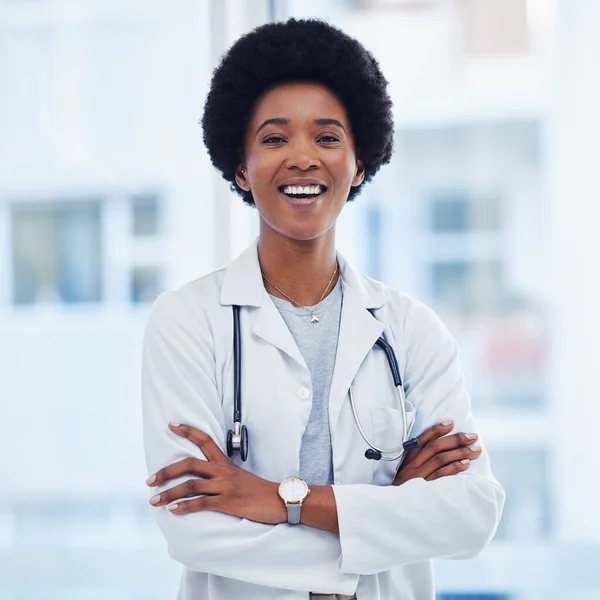 Sağlık Hizmeti Uzman Profesyonel Olarak Siyah Kadın Portresi Ile Mutlu — Stok fotoğraf