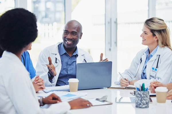 Médico Reunião Médicos Com Laptop Para Pesquisa Planejamento Inovação Cirúrgica — Fotografia de Stock
