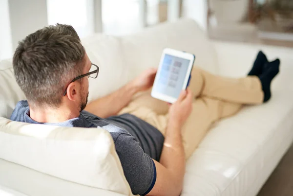 Conexión Desde Comodidad Del Sofá Hombre Usando Tableta Mientras Relaja — Foto de Stock