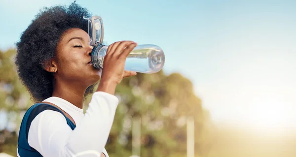 Sport Zwarte Vrouw Drinkwater Het Veld Voor Training Oefening Wedstrijd — Stockfoto