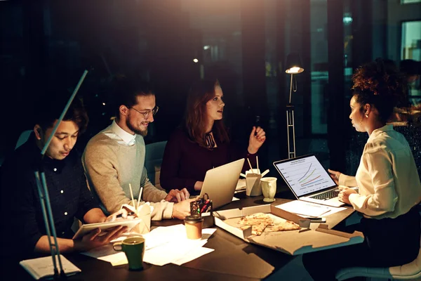 Business Tarda Notte Team Con Laptop Cibo Spazzatura Idee Pianificazione — Foto Stock