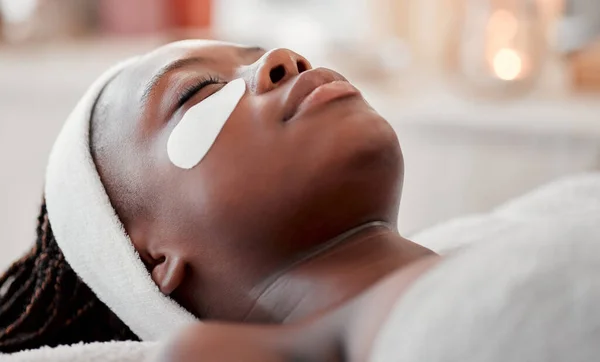 Schoonheid Ontspanning Oogmasker Met Zwarte Vrouw Spa Voor Huidverzorging Gezichtsbehandeling — Stockfoto