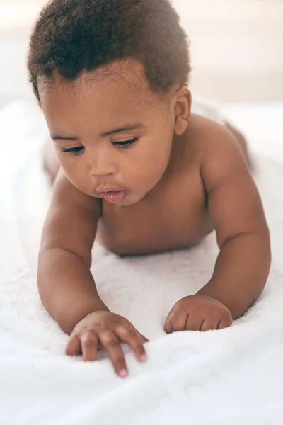 Niña Acostada Niños Con Bebé Negro Hogar Toalla Suelo Para — Foto de Stock