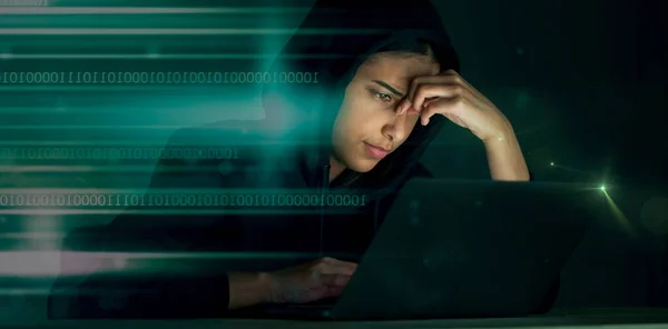 Mulher Indiana Hacker Código Falha Sobreposição Problema Segurança Cibernética Com — Fotografia de Stock