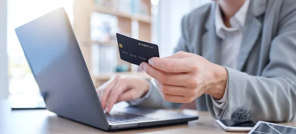 Ekommerce Için Eller Dizüstü Bilgisayar Kredi Kartı Online Alışveriş Veya — Stok fotoğraf
