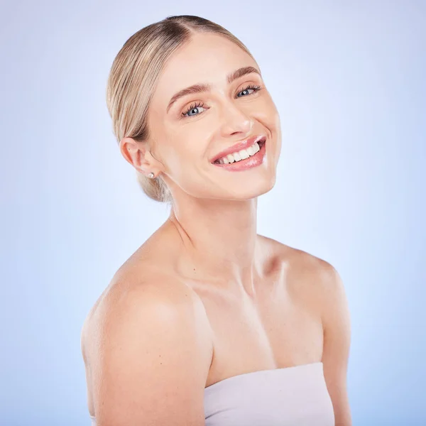Portret Twarzy Pielęgnacja Skóry Uśmiech Kobiety Studio Niebieskim Tle Kosmetyki — Zdjęcie stockowe