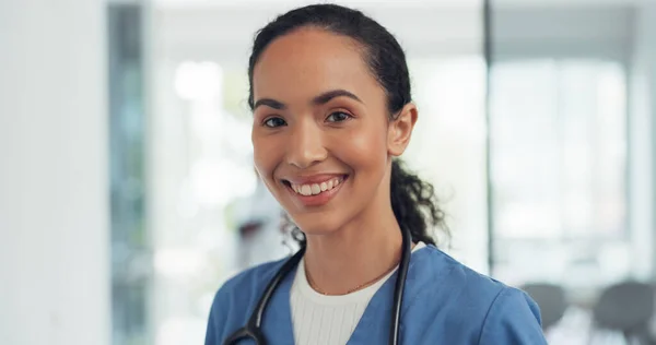Afro Amerikaanse Vrouwen Gezicht Arts Glimlachen Voor Gezondheidszorg Visie Carrièreambitie — Stockfoto