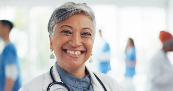 Gezicht Dokter Vrouw Lachen Het Ziekenhuis Klaar Voor Taken Doelen — Stockfoto