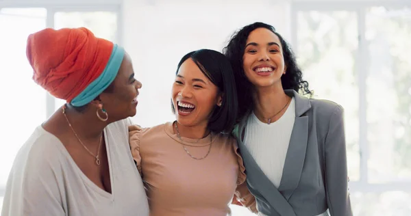 パートナーシップ 肖像画やビジネスの女性がオフィスを歩いて 幸せとスタートアップビジョンに興奮 多様性と女の子のチームは 目標のために協力しながら笑って ミッション小規模なビジネスアイデアを一緒に — ストック写真