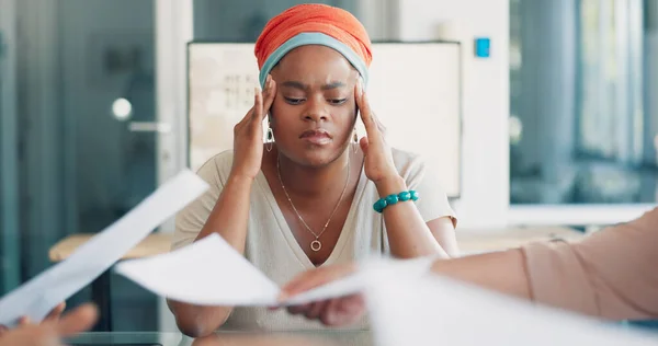 Černá Žena Tváří Tvář Stresu Multitasking Hořet Byznysu Telefonátu Chyba — Stock fotografie