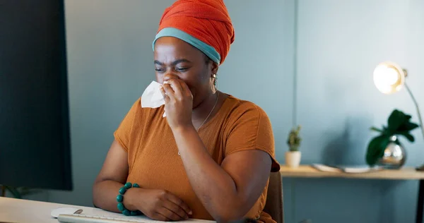 病気やくしゃみビジネス女性は病気 副鼻腔やアレルギーのリスクのためのオフィスで組織と夜に鼻を吹いて 健康上の問題を持つコンピュータで遅く働いているくしゃみ アレルギー 黒の女性 — ストック写真