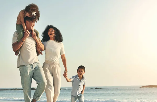 Familia Feliz Verano Caminando Playa Para Viajar Vinculación Tiempo Calidad — Foto de Stock