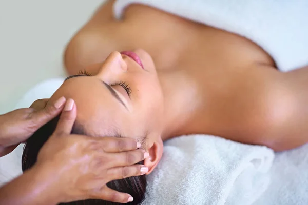 Massaging Body Mind Young Woman Receiving Head Massage Spa — Stock Photo, Image