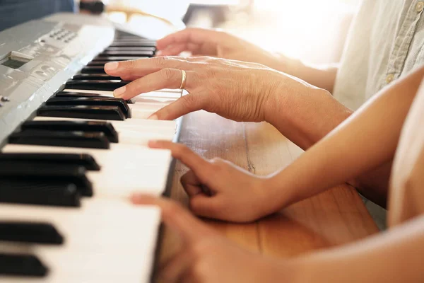 Μουσικό Μάθημα Χέρια Παιδαγωγού Και Παιδαγωγού Κλειδιά Για Την Ανάπτυξη — Φωτογραφία Αρχείου