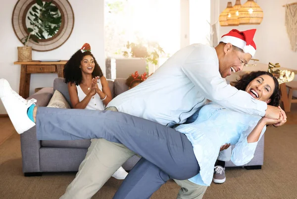 家庭で一緒にお祝い 喜びと退職生活のための幸せなシニア家族のクリスマスダンス 感謝祭の休日のために踊る興奮し 楽しさと遊び心のある祖父母や成熟した人々 — ストック写真
