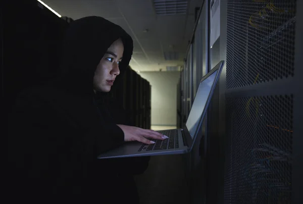 Хакер Серверная Женщина Кодируют Компьютеры Преступность Дата Центре Вымогательство Киберпанка — стоковое фото