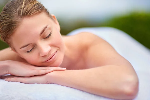 Aspetto Sua Massaggiatrice Una Giovane Donna Sdraiata Lettino Massaggio — Foto Stock