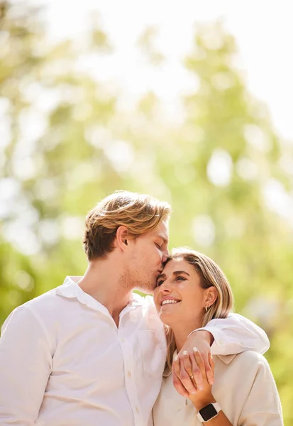 Hug Cinta Dan Ciuman Pasangan Untuk Bahagia Waktu Berkualitas Dan — Stok Foto