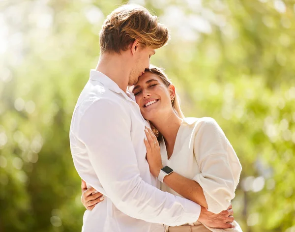 カップルの抱擁は 休日に楽しく 質の高い時間と絆で結ばれています 夏と若い男と女抱擁 リラックスして公園でロマンチックな抱擁のためにキス — ストック写真