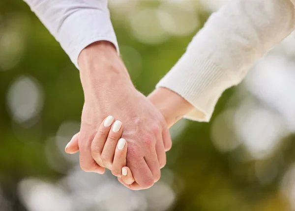 Ζευγάρι Κρατώντας Χέρια Στο Πάρκο Για Την Αγάπη Ημερομηνία Και — Φωτογραφία Αρχείου