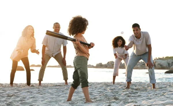 Bisbol Keluarga Besar Dan Gadis Bermain Pantai Bersenang Senang Dan — Stok Foto