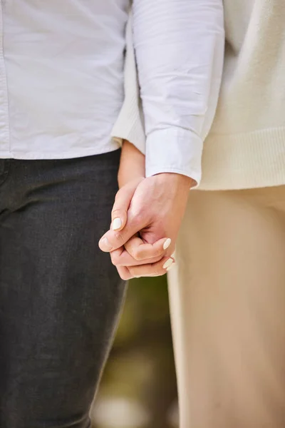 Couple Serré Tenant Main Dans Parc Pour Amour Date Engagement — Photo
