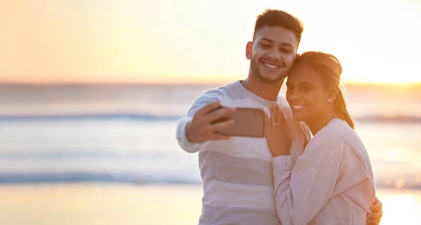 Coppia Spiaggia Selfie Amore Tramonto Felicità Salvare Annuncio Fidanzamento Data — Foto Stock