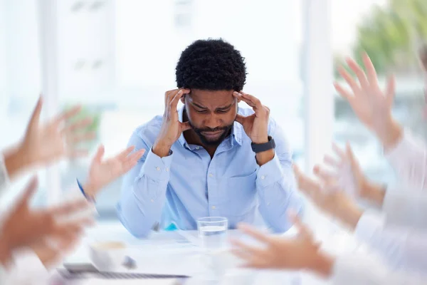 Schwarzer Mann Kopfschmerzen Oder Stress Bei Geschäftstreffen Mit Teamhänden Für — Stockfoto