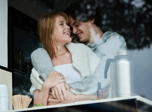 창문은 웃으면서 보살핌 데이트하는 것이다 대학생 긴장을 남녀의 관계에서 — 스톡 사진