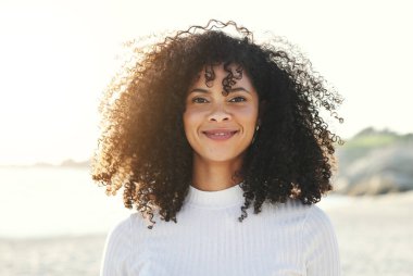 Siyahi kadın, tatil için plajda yüz ve portre, özgürlük ve doğal saç ve güzellikle gülümseme. Mutlu model insan doğada huzur, seyahat ve gün batımında dinlenmek için zaman arıyor..