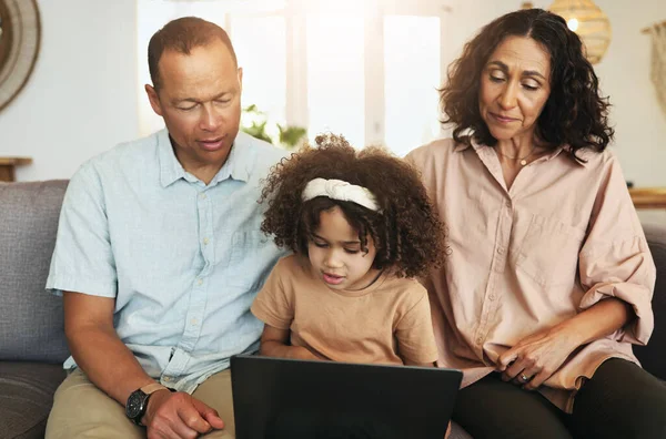 Criança Transmitindo Filme Laptop Com Seus Avós Enquanto Relaxa Sofá — Fotografia de Stock