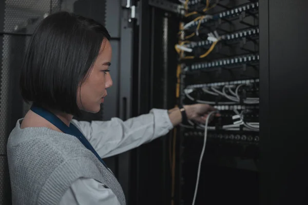 Азиатская Женщина Техник Серверная Комната Кабельного Сетевого Системного Обслуживания Офисе — стоковое фото