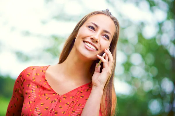 Догоняю Хорошего Друга Молодая Женщина Разговаривает Мобильному Телефону Снаружи — стоковое фото