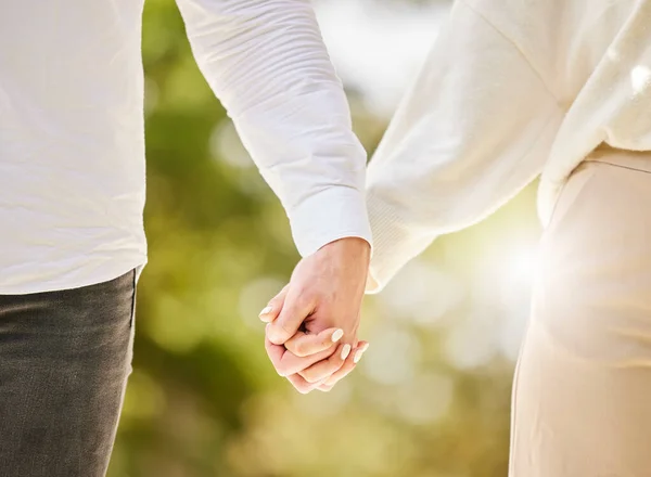 Casal Mãos Dadas Parque Para Amor Cuidado Salvar Compromisso Casamento — Fotografia de Stock