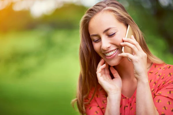 Чудесно Поболтали Молодая Женщина Разговаривает Мобильному Телефону Снаружи — стоковое фото