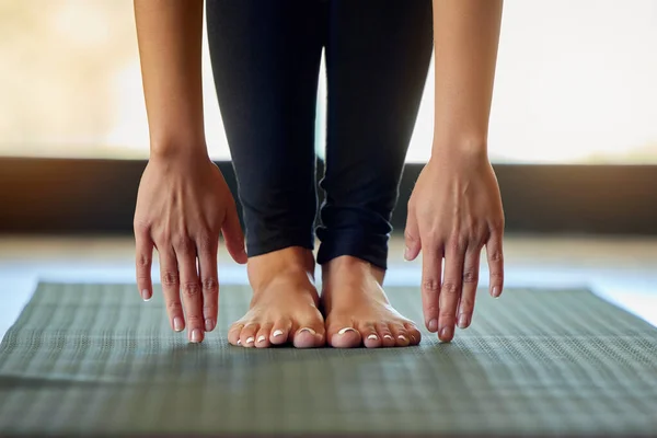 柔軟性のためのヨガマットにストレッチ手 女性は彼女の家で暖まります 裸足で 手と瞑想のための女の子のストレッチ リビングルームでのピラティスのトレーニング — ストック写真