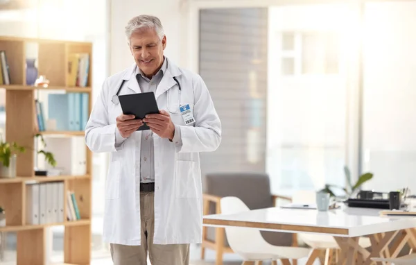 Tableta Consultorio Hospitalario Médico Senior Línea Para Investigación Telesalud Consultoría — Foto de Stock