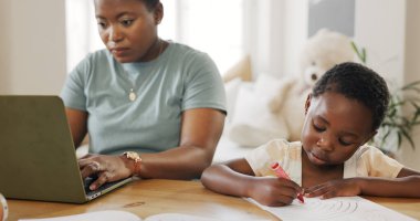 Anne bilgisayarında çocukla oturma odasında yazı yazıyor ve evde internetten çocuk bakımı desteğini öpüyor. Masada çizim yapan Afrikalı bir kız, iş e-postası yazan siyah bir anne ve para kazanan bir teknoloji..