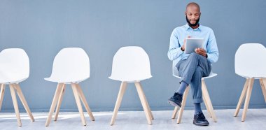 Bekleme odası, tablet ve siyah adam iş fırsatı, kariyer başvurusu ya da İnsan Kaynakları röportajında oturuyor. Profesyonel kişi ya da işçi arama İnternet sitesinde insan kaynakları işe alımı ya da e-posta alımı.