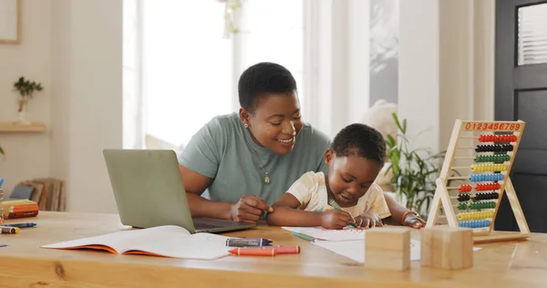 Siyahi Aile Anne Kız Evde Öğrenme Çizim Yapmakla Meşguller Annem — Stok fotoğraf