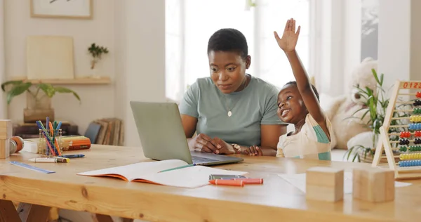 Siyahi Aile Eğitim Evde Dizüstü Bilgisayardan Çocuk Geliştirme Becerileri Öğrenilmesini — Stok fotoğraf