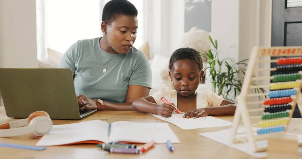 Öğretmenlik Öğrenme Siyah Aile Çocuk Evde Dizüstü Bilgisayarı Renkli Kitabı — Stok fotoğraf