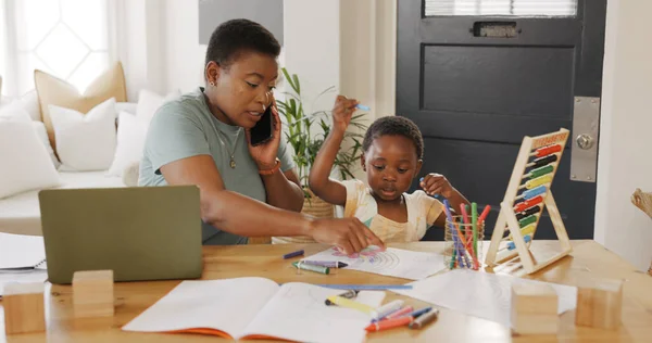 Siyahi Kadın Dizüstü Bilgisayar Çocuğa Ödevlerinde Yardım Ederken Aynı Zamanda — Stok fotoğraf