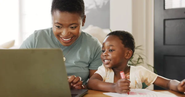 Onderwijs Leren Zwart Gezin Kind Huis Met Laptop Kleurboek Blij — Stockfoto