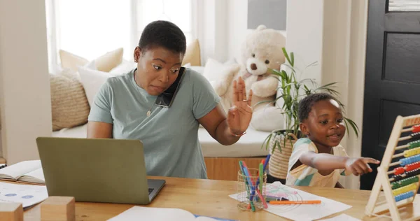 Laptop Telefoongesprek Drukke Moeder Met Kind Voor Werk Vanuit Huis — Stockfoto